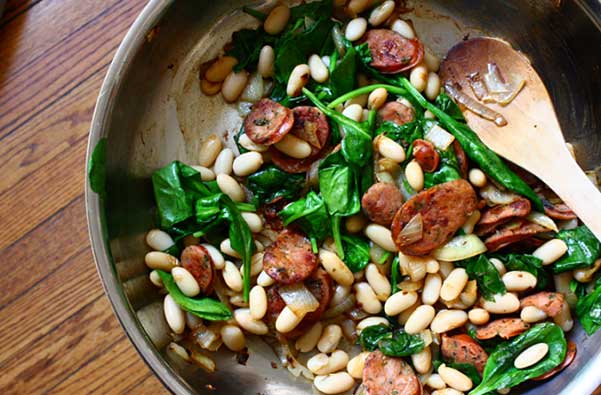 salata-spanaki-zesti-me-loukaniko-kotopoulo