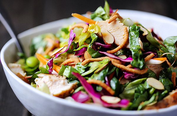 salata-me-kotopoulo-kai-saltsa-vinegkret