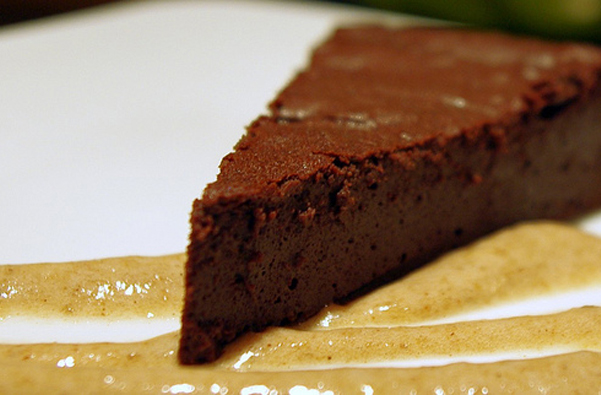 keik-sokolatas-me-kanela-kai-sos-bananas