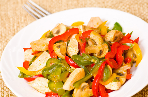 kotopoulo-me-piperies-kai-manitaria