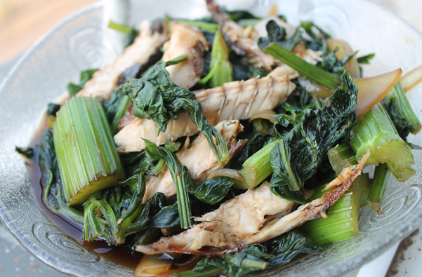 psari-me-seleri-stin-katsarola