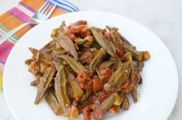 bamies-laderes-sti-katsarola-kokkinistes