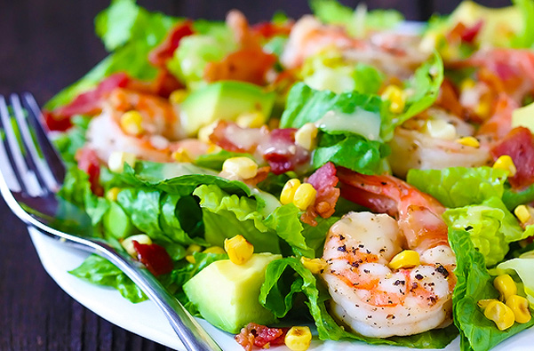 salata-me-garides-kai-laxanika