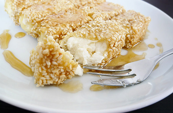 feta-tiganiti-me-meli-kai-sousami
