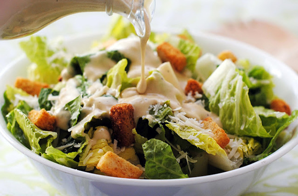 salata kaisara me antzoygies