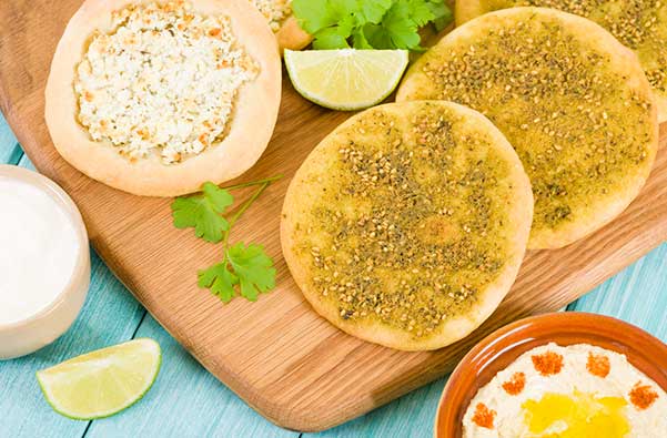 livaneziki-pita-me-zaatar-kai-tyri-manousheh
