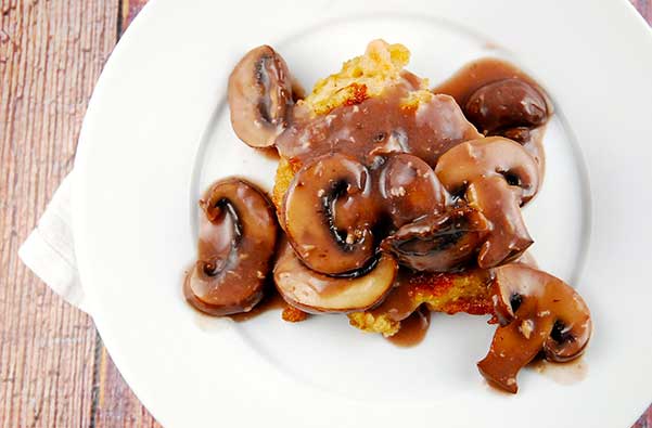 kotopoulo-me-manitaria-kai-kokkino-krasi