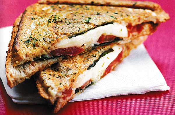 tost-me-motsarela-kai-domata