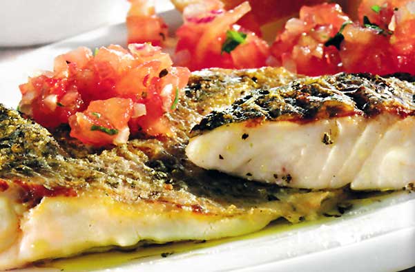 lavraki-psito-me-saltsa-domata