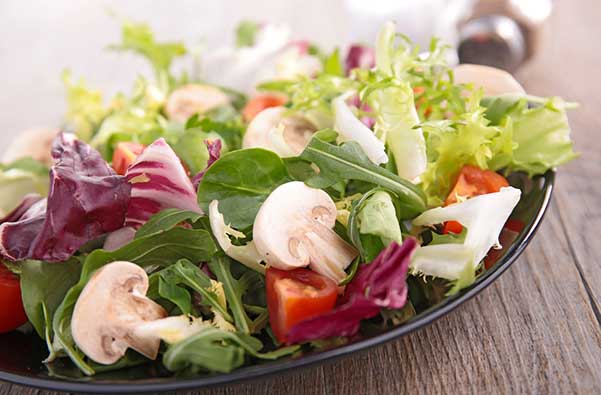 salata me manitaria kai vinegkret aromatismeni me safran